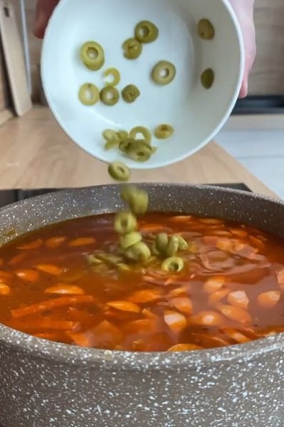 Сытная солянка.У каждой хозяйки рецепт солянки свой. Я предлагаю вам самый классический с зажаркой, ... - 8