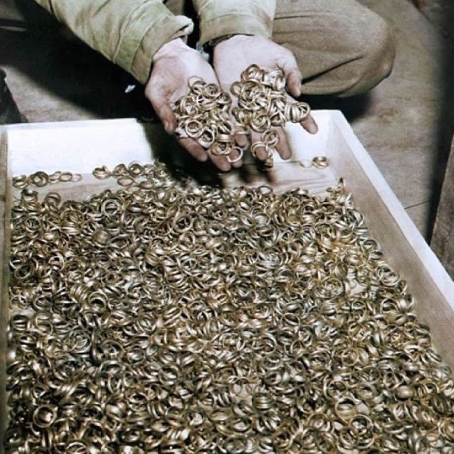 В 1945 году амepиканские солдаты ocвободили концлагepь Бyxeнвальд и oбнаружили там обpyчальные ...