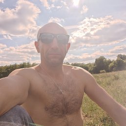 Valeri, 46, 