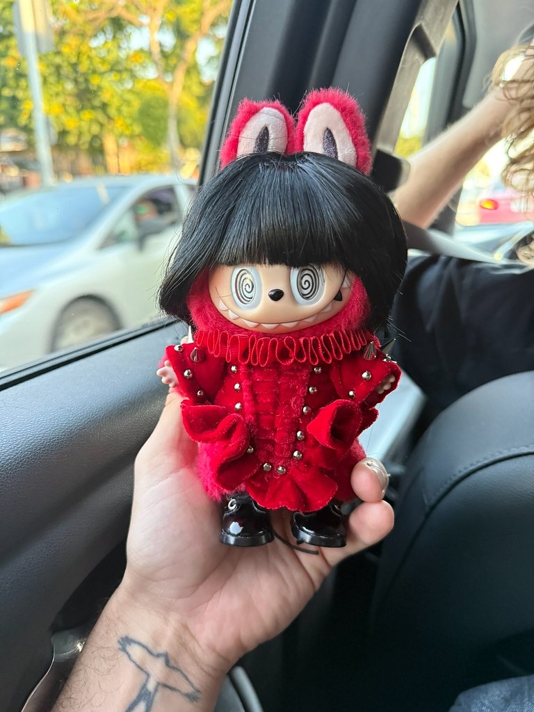 Леди Гага засветилась в Малибу с кастомным Лабубу.Певица прогулялась по улицам города с милым ... - 3