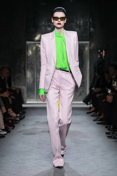 Новая эпоха наступила и в бренде Tom Ford — теперь под руководством Хайдера Акерманна. Обычно крайне ... - 3