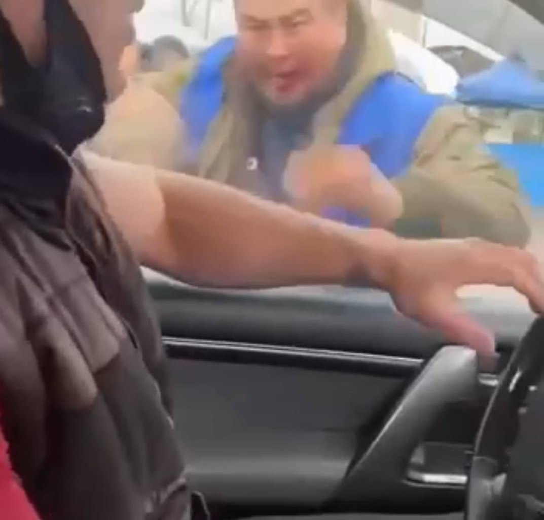 Мигранты напали на авто русского водителя и его дочери, которые везли гуманитарку. Им удалось выбить ...