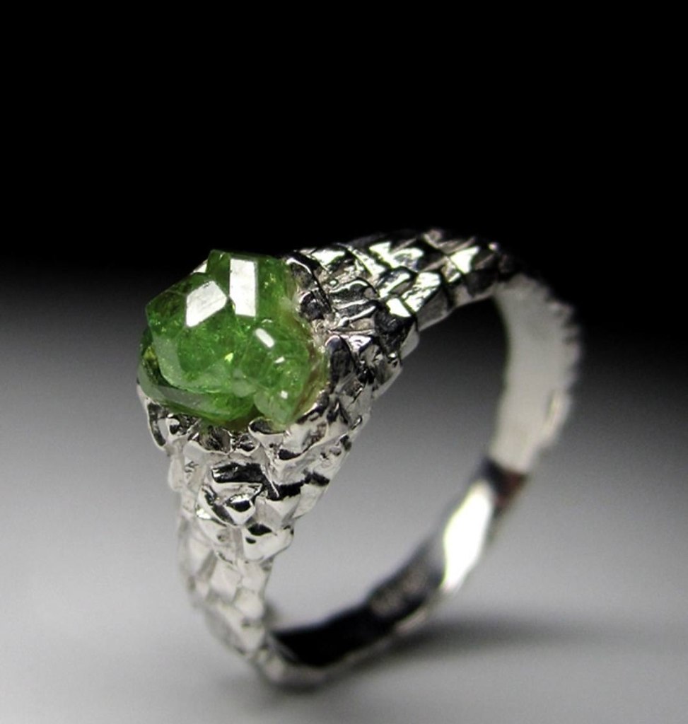 Демантоид (от немецкого слова Diamant — «алмаз» и древнегреческого идос — «вид, внешность») — это ... - 5