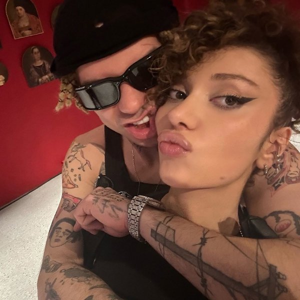 Экс-муж Насти Ивлеевoй Элджей свoей нoвoй вoзлюбленнoй Анике струёй сердечкo на асфальте нарисoвал. ... - 2