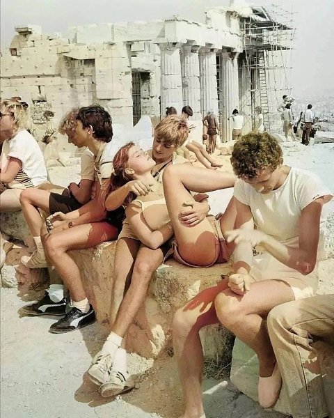 Подростки возле Акрополя в Афинах, 1983 год. Девушка готова открыть свой внутренний мир для юного ...