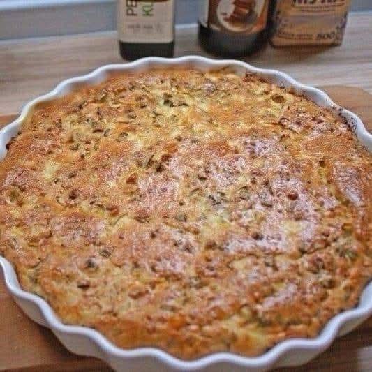 Очень простой заливной пирог для любой несладкой начинки! Хоть картошка, хоть мясо внутри, всё равно ...
