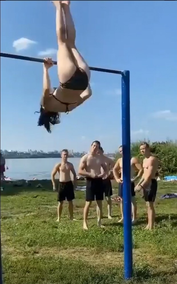 Не каждый мужик так сможет! Какая сильная девушка - 2