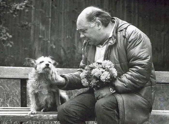 Евгений Павлович Леонов очень любил и жалел животных. Он их просто обожал. В его доме вечно обитали ...
