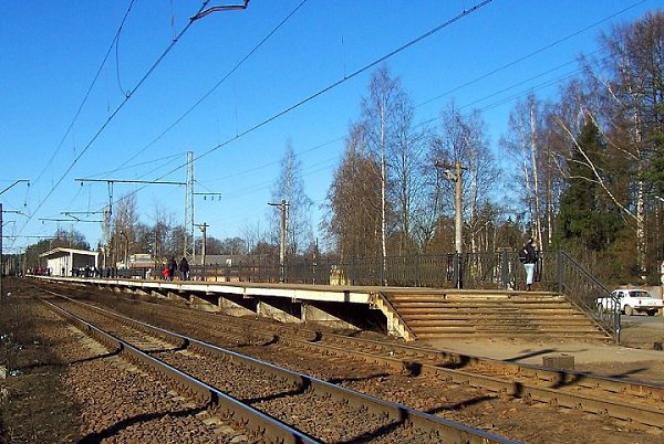 Город детства.Я приехал в город детства,Где провёл немало лет.Всех, кто жили по соседству,Уж давно ...