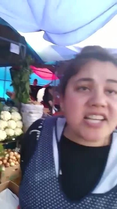 На московском рынке узбечки устроили скандал, обманув покупателя. Две продавщицы попытались ... - 2