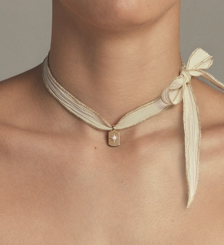 Чокеры — это универсальное украшение, которое плотно облегает шею и может менять настроение всего ... - 2