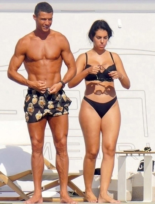 Фанаты Криштиану Роналду неоднозначно отреагировали на фотографии Джорджины Родригес, сделанные во ...