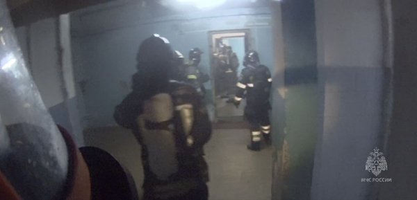 В Красноярске рано утром загорелся дом на улице Металлургов. 56 человек выбрались сами, ещё 15, ... - 2