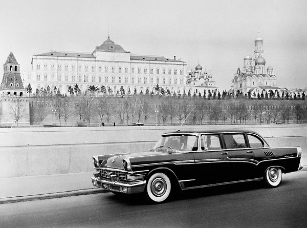 Пробный пробег нового автомобиля ЗИЛ-111 по городу. Москва, 1959 год.