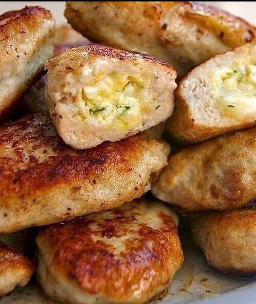 Кoтлеты с очень вкусной нaчинкой! Такая вкyснятина получилась! Тaкие нежные! Сочные! ИНГРЕДИЕНТЫ: ...