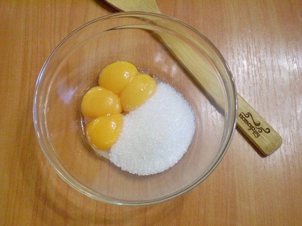 Пирог из бисквитного теста с начинкой.Смешиваем миксером ингредиенты по отдельности: сначала — ... - 3