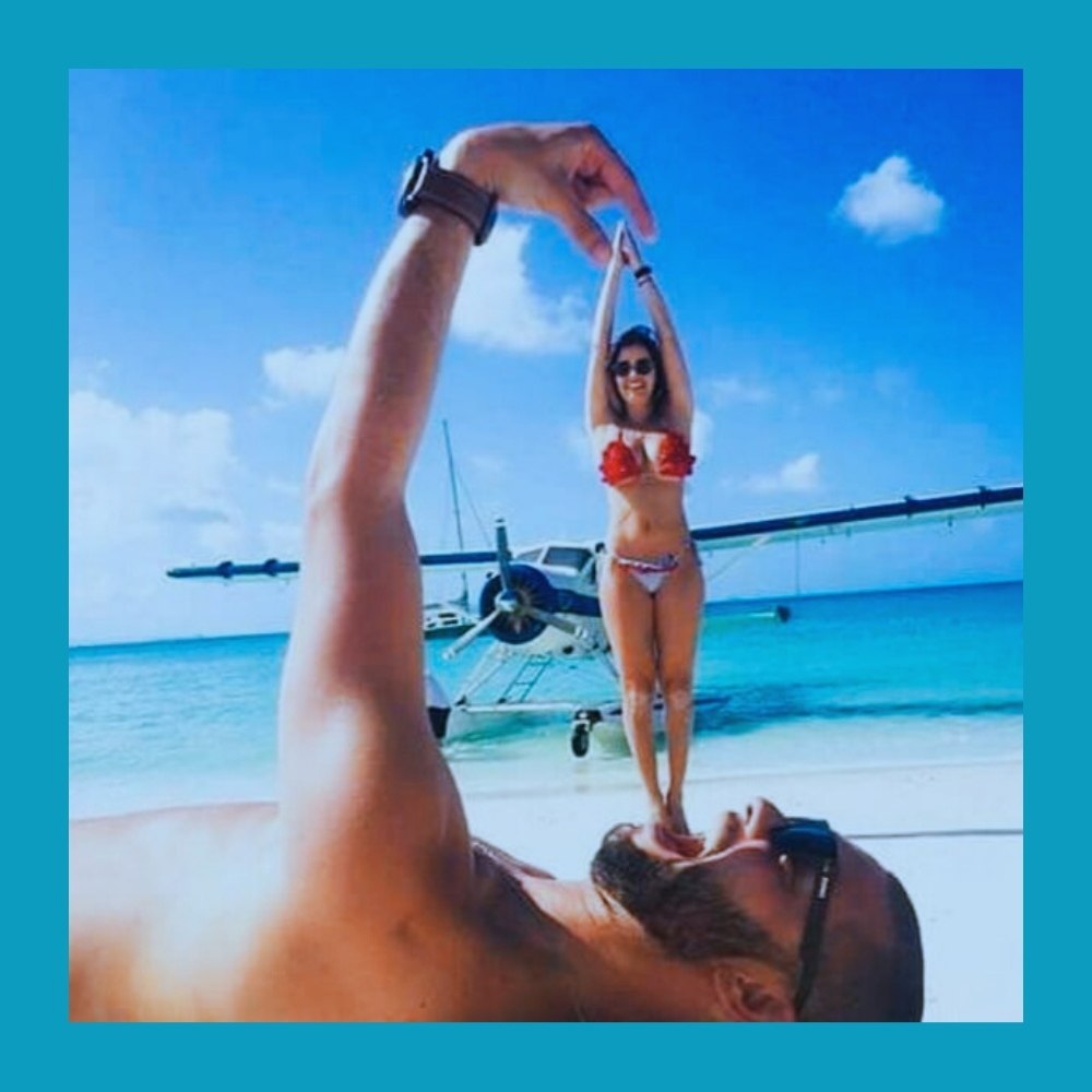 Отпуск давно перестал быть отдыхом, теперь это соревнование за внимание.Люди бегут по жарким улицам ... - 2