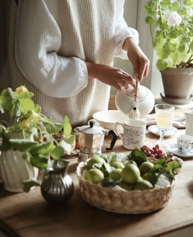 День с утра, как чистый лист. Россыпь рос. Горчинка чая. Птичий гам и пересвист. Дух смолистый ...