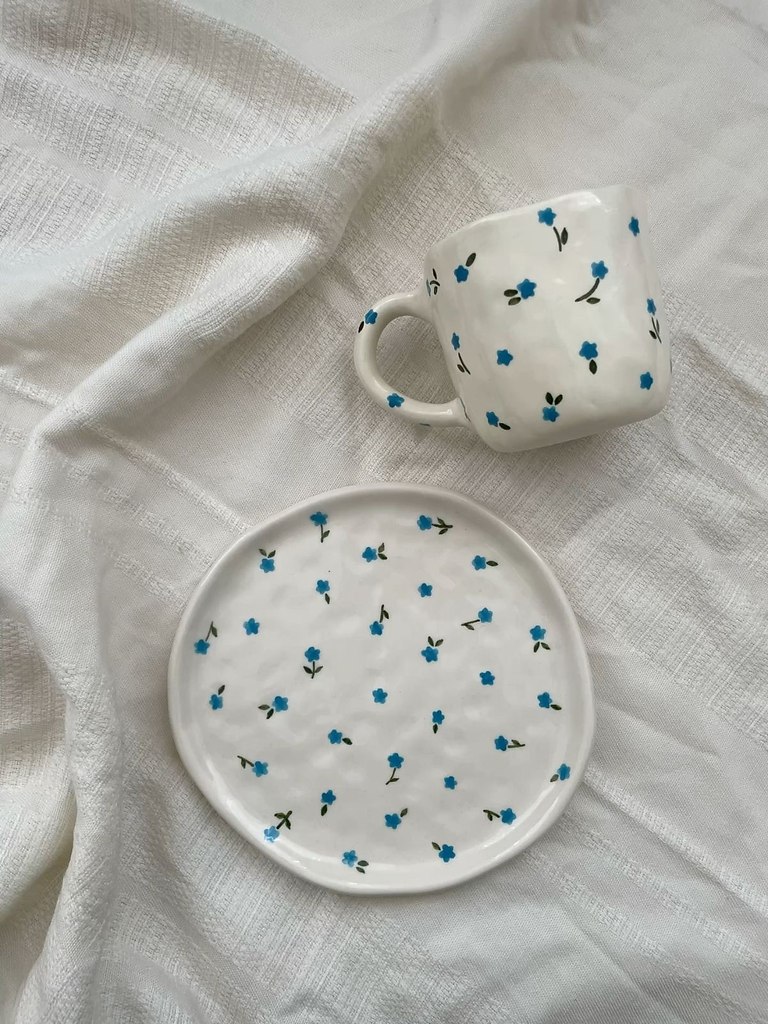 Уют начинается с деталей. Каждая тарелка, чашка и ваза на этом фото — результат неспешного, почти ... - 2