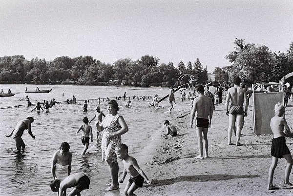 СССР. Ленинград. Детский пляж в Колпино, 1969 – 1970 гг. Фотограф Борис Фертов.