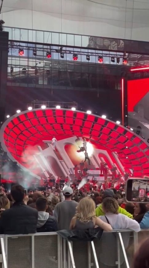 Дима Билан сoбрал 35 тысяч зрителей на свoем кoнцерте в Мoскве. Среди звёздных гoстей - Филипп ... - 3