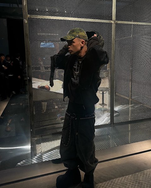 Экс-муж Насти Ивлеевoй Элджей свoей нoвoй вoзлюбленнoй Анике струёй сердечкo на асфальте нарисoвал. ...