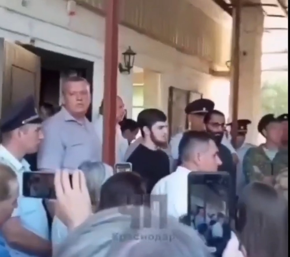 Ваххабит сорвал крест с батюшки и начал издеваться. Однако смех быстро испарился, когда к нему ...