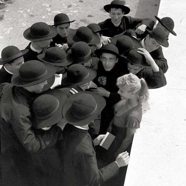 Итальянская актриса Мариса Алласио в окружении поклонников, Рим, 1955 г.