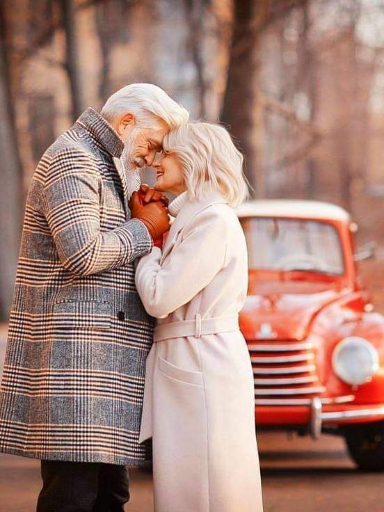 Когда влюблённость исчезает, Ты видишь прежние цвета. И, кажется, что чувства тают… На самом деле ...