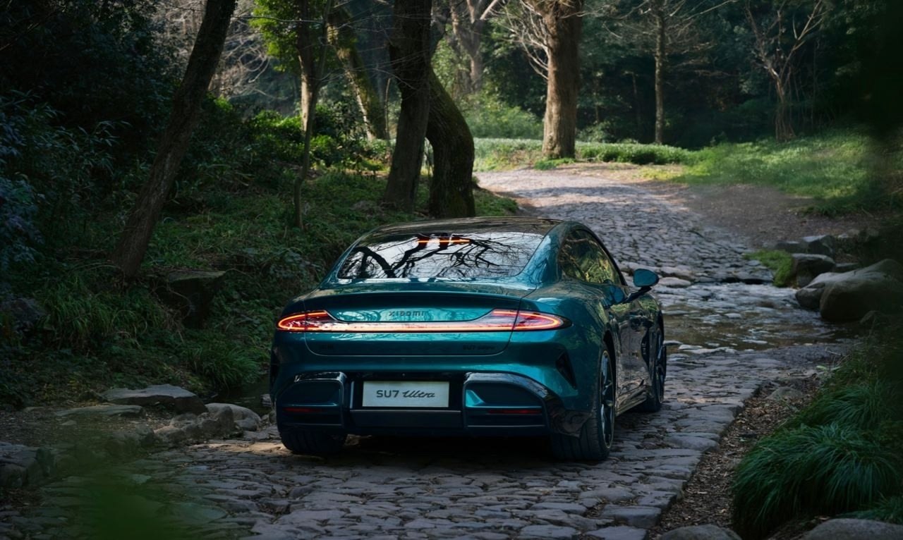 XIAOMI ����������� ���������� SU7 ULTRA � ��������� 1548 �.�. ����� �������� ������� ����� Porsche � ... - 2