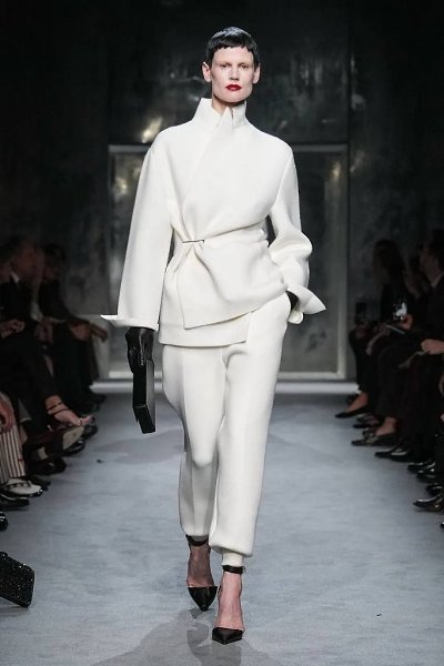 Новая эпоха наступила и в бренде Tom Ford — теперь под руководством Хайдера Акерманна. Обычно крайне ... - 6