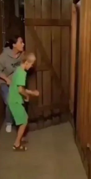 Австралийская семья, которая снимала на видео свой загородный дом для продажи, обнаружила ужасную ...