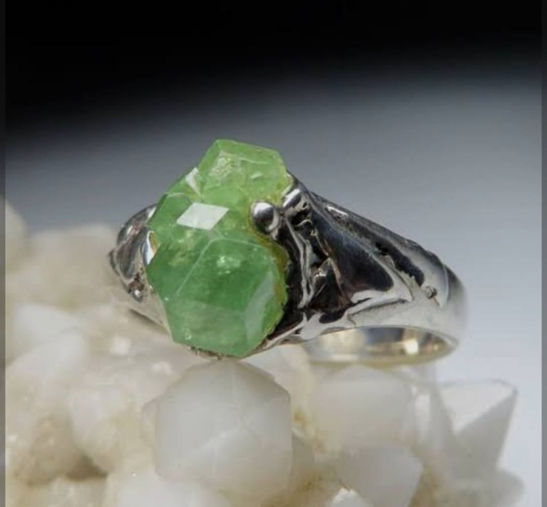 Демантоид (от немецкого слова Diamant — «алмаз» и древнегреческого идос — «вид, внешность») — это ... - 10