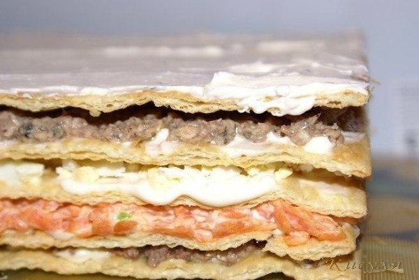 “Наполеон” закусочный. Ингредиенты: -готовое слоёное тесто или готовые коржи -морковь 2 шт. -чеснок ...