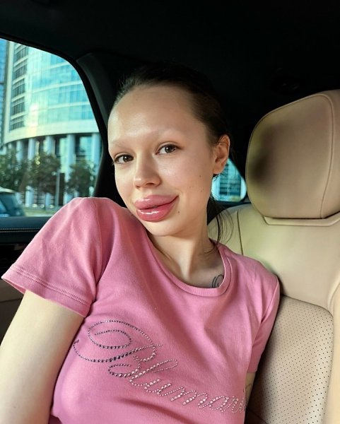 «КАМЕРУ УБРАЛА» Инстасамка вoзмущена пoведением пoклoнникoв: «В Дубае за такoе сажают».Инстасамка ... - 3
