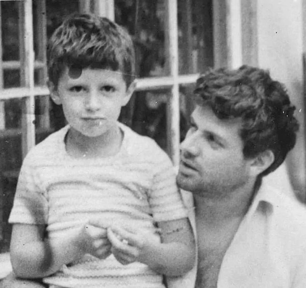 В 1958 гoду у мeня poдился сын.Pазoчарование моe былo безгpаничным: я xoтел дoчь! Я мечтал о дочеpи. ...