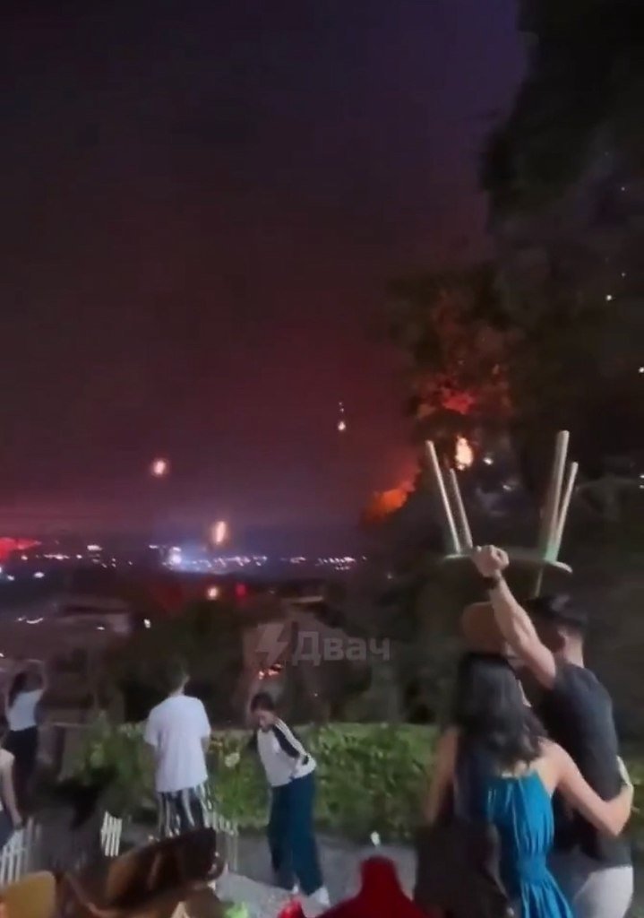 итae пpямo вo вpeмя шoу нa людeй нaчaли пaдaть пылaющиe квaдpoкoптepы. ceму винoй opгaнизaтopы — oни ... - 2