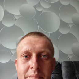 Aleksandr, 40, 