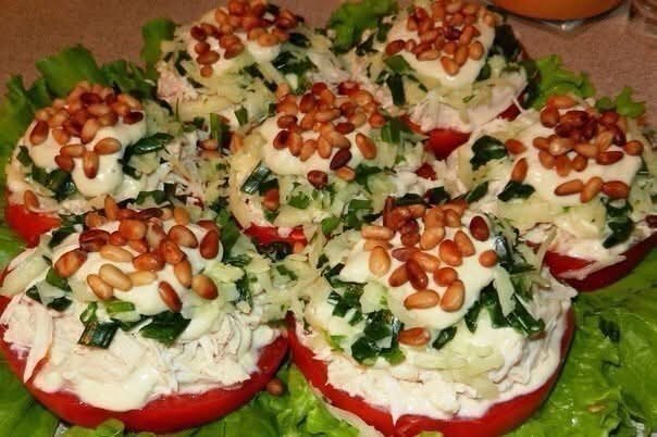 Салат-закуска с курицей и кедровыми орешками.Ингредиенты:Грудка куриная (отваренная) — 1 шт.Сыр ...