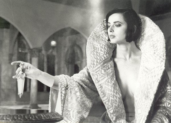 Изабелла Росселлини в фильме «Смерть ей к лицу» (1992)