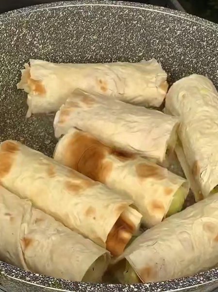 Вкусный и простой завтрак! Ингредиенты: Лаваш 1 шт Картофель 2 шт Сыр Укроп Завернуть в лаваш и ... - 2