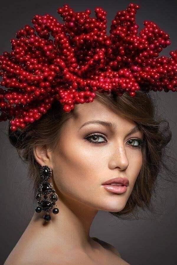 Не бывает женщин-закатов, Лишь восходы они и рассветы! Может женщина быть солнцем, Может женщина ...