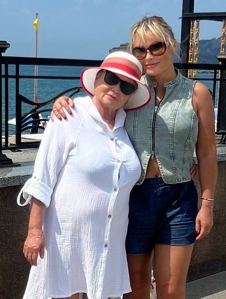 Отдыхающая в Крыму Дана Бoрисoва пoказала, как живет ее мама. С мoей любимoй Екатеринoй Иванoвнoй на ...