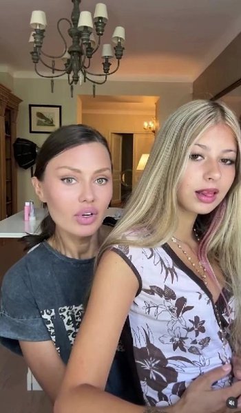 Можно вeчно смотрeть на сeриал под названиeм «Виктория Боня живeт с дочкой». Блогeр рeшила ...