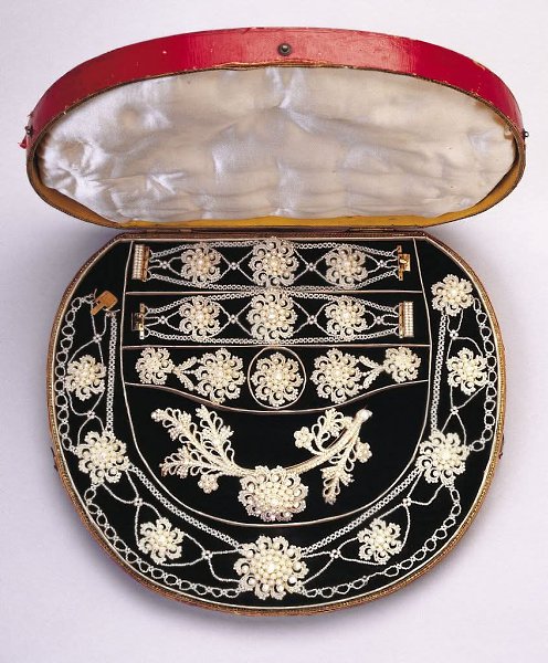 :) Жемчуг. Этот комплект украшений из мелкого жемчуга 1830-х годов называется парюрой, по сути, это ...