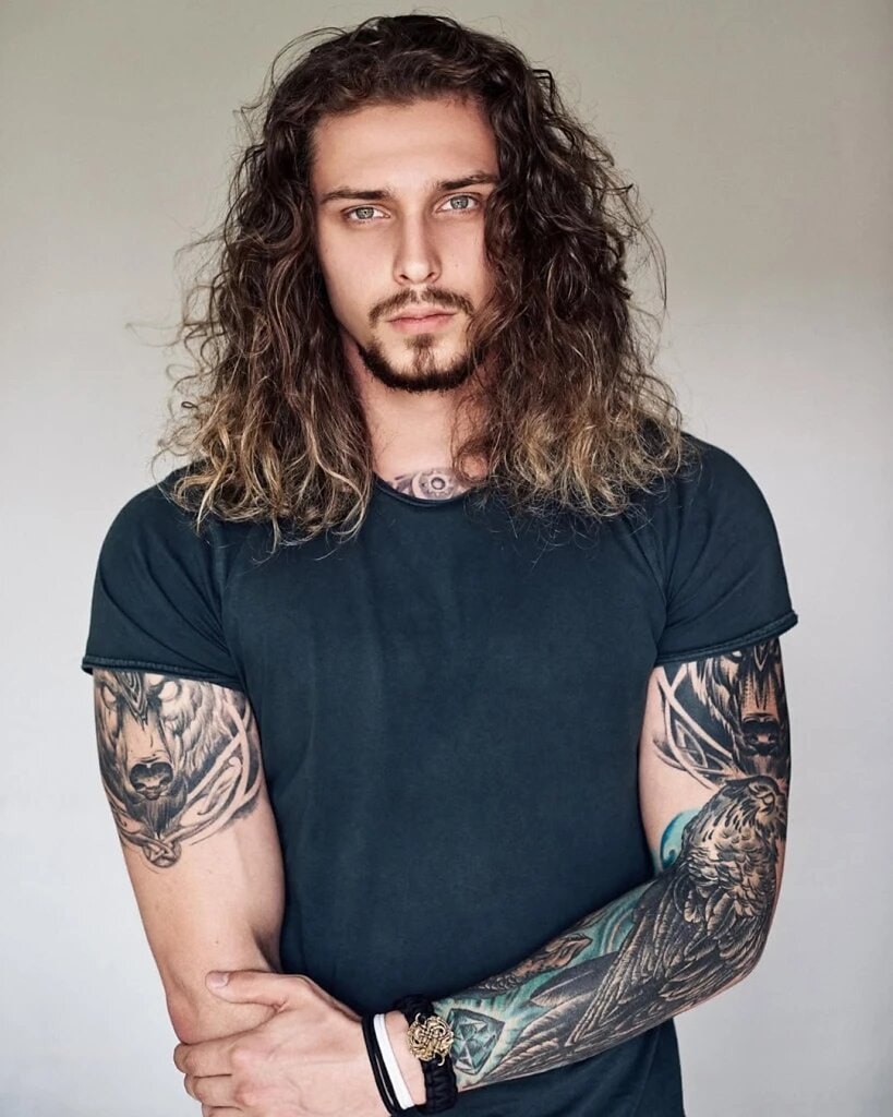 Краш 2025 года и причина девичьих слез на ближайшие месяцы найдена.Оказывается, среди музыкантов ...