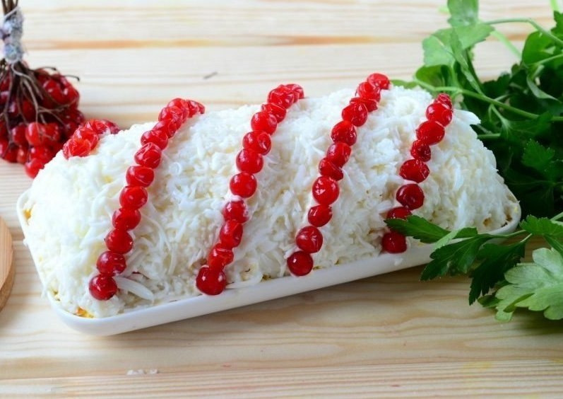 Вкуснейший салатик из куриной грудинки.Ингредиенты:Куриная грудка — 1 шт.Яйца куриные — 3 ...