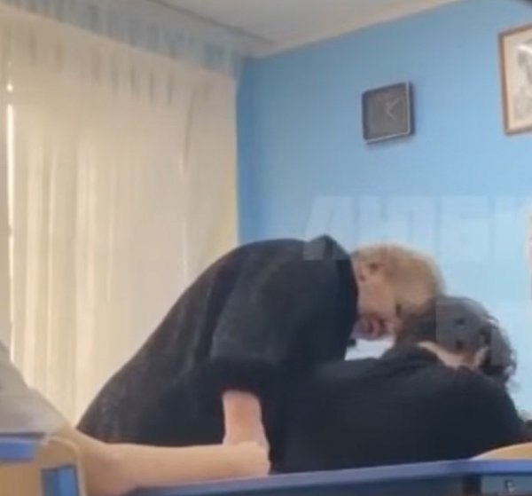 Учительница создает угрозу для учеников: родители требуют её увольнения. Неприемлемое поведение ...