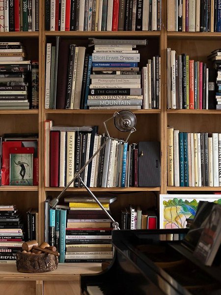 Стеллаж во всю стену, как у Энни Лейбовиц.Идея, которую можно повторить — открытые полки от пола до ... - 6