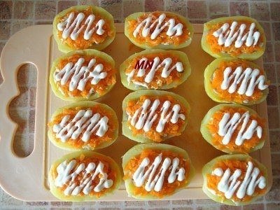 СЕЛЁДКА ПОД ШУБОЙ В КАРТОФЕЛЬНЫХ ЛОДОЧКАХ .ИНГРЕДИЕНТЫ:- 1 крупная слабосоленая селедка - 8-10 ... - 6